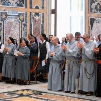 El Papa a los religiosos: reconocer los signos de los tiempos para servir a los necesitados