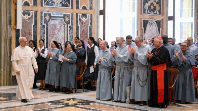 El Papa a los religiosos: reconocer los signos de los tiempos para servir a los necesitados