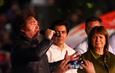 Tras otra semana adversa, el Gobierno oscila entre el contraataque y la victimizacin para paliar la crisis