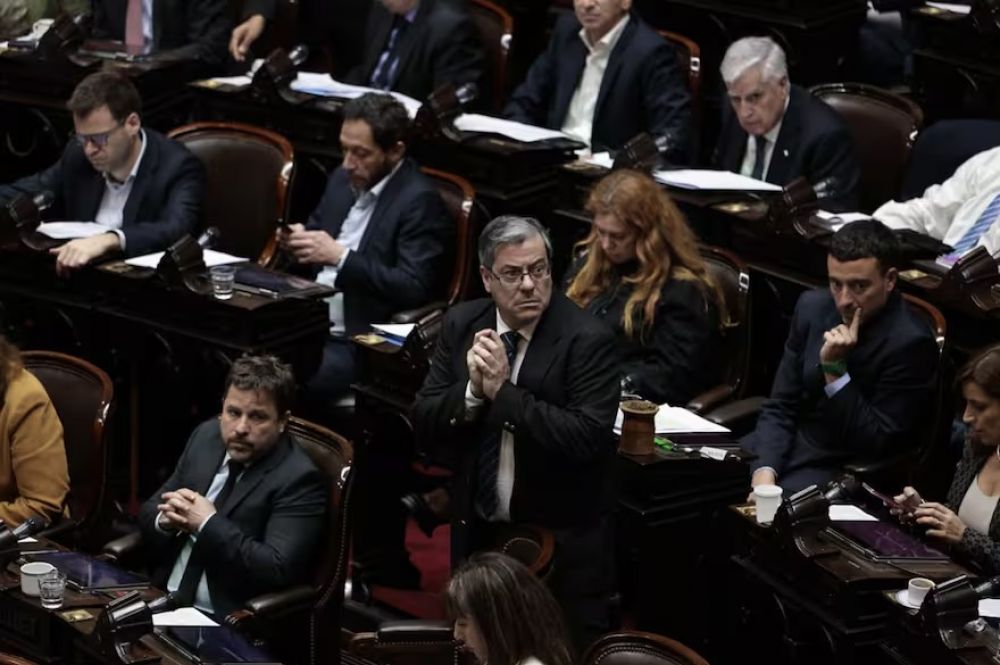 El auxilio de Estados Unidos: la oposicin habla de maniobra electoral y reclama control parlamentario sobre la deuda