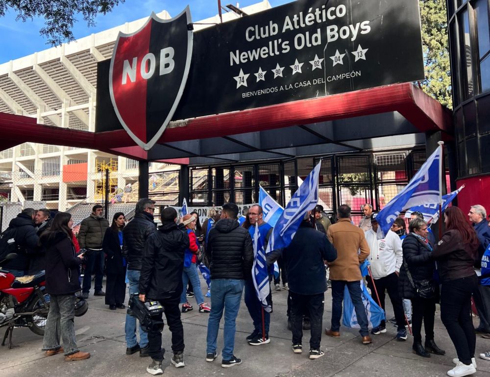 Empleados de Newells protestaron por falta de pago de salarios, van a un paro y no descartan frenar un partido de AFA