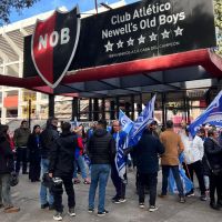 Empleados de Newells protestaron por falta de pago de salarios, van a un paro y no descartan frenar un partido de AFA