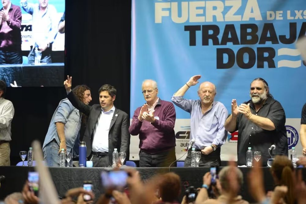 En un acto con sindicalistas, Kicillof dijo que Milei apela a manotazos de ahogado para sostener el programa econmico