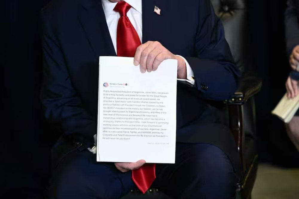 Cumbre en Nueva York: el encendido tuit de Donald Trump que Javier Milei exhibi como un trofeo, impreso en tamao gigante