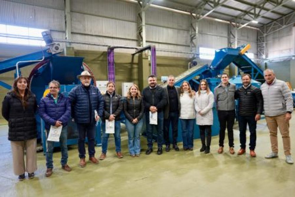 Autoridades del Gobierno Provincial encabezaron la presentacin del inicio de ventas de productos de caucho reciclado