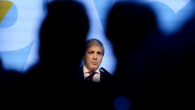 Mientras se demora el anuncio del Tesoro, Caputo refrita un anuncio del Banco Mundial y sube el riesgo pas