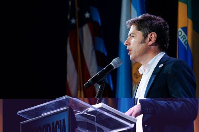 Kicillof homenaje a Mujica, fustig a Milei y pidi por Cristina libre