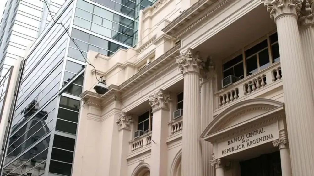 El Banco Central reinstaur una parte del cepo para personas para evitar los rulos con el dlar
