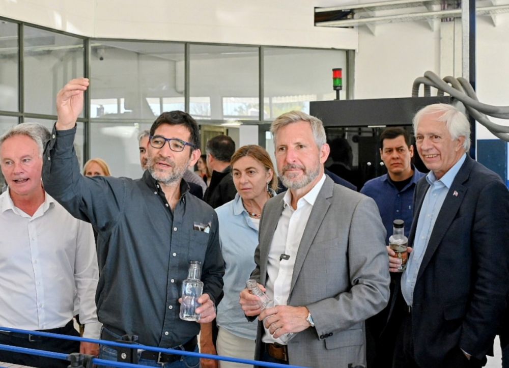 Frigerio visit la embotelladora de Dibu Martnez y anunci el acceso a Puerto Yeru