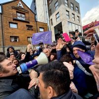 Javier Milei en Tierra del Fuego: protestas y caminata suspendida en otro paso de campaa fallido