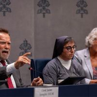 Schwarzenegger asegura en el Vaticano que los autnticos hroes de accin son quienes luchan contra la contaminacin