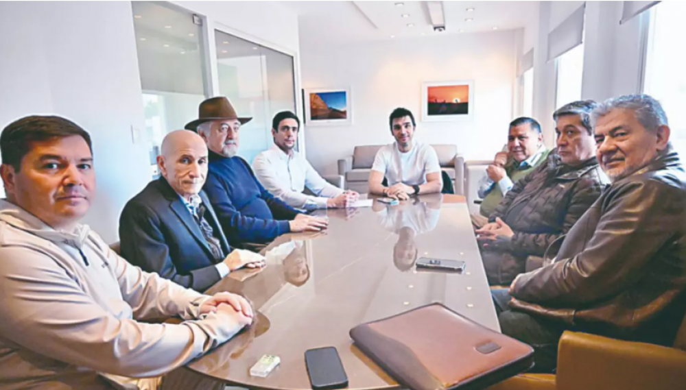 Torres se reuni en Comodoro con dirigentes gremiales y anunci que exigir a Nacin la eliminacin de las retenciones