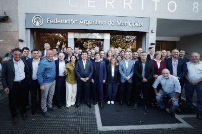 En la FAM, Kicillof respald a los intendentes y dej un mensaje en clave electoral para el 26 de octubre