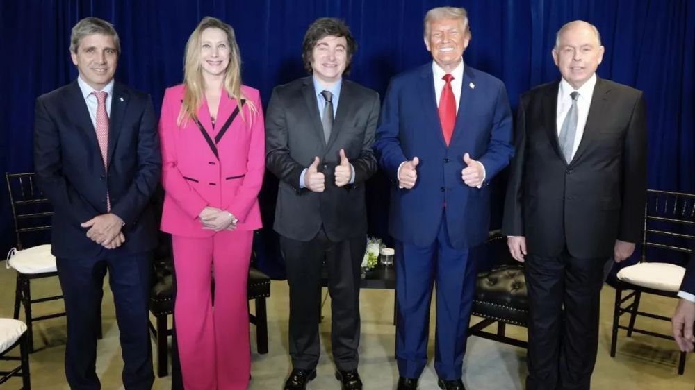 En EE.UU. ven a la Argentina al borde del abismo, pero tampoco quieren que Milei y Caputo quemen su dinero