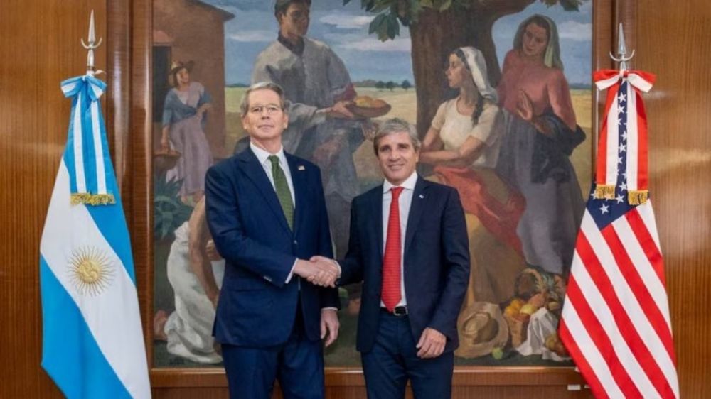 Caputo llega a Washington y se rene con Bessent para definir la hoja de ruta del salvataje que le ofreci Trump a Milei