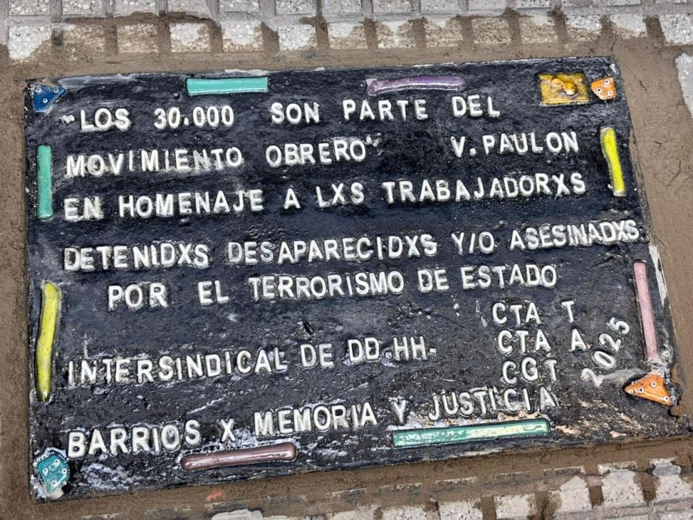 Ahora Pettovello le abri un sumario policial a Daniel Catalano por colocar una baldosa por la memoria en homenaje a los detenidos desaparecidos frente al Ministerio de Trabajo
