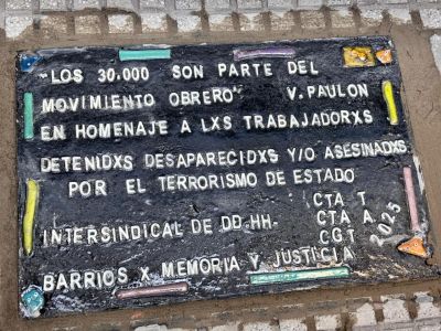 Ahora Pettovello le abri un sumario policial a Daniel Catalano por colocar una baldosa por la memoria en homenaje a los detenidos desaparecidos frente al Ministerio de Trabajo