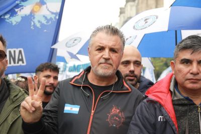 Mariano Moreno, en plena campaa electoral en busca de su reeleccin, denunci una maniobra encubierta del Gobierno para insistir en desregular la Marina Mercante