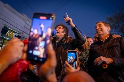 Javier Milei pudo caminar por la calle: recorri 100 metros blindado por policas y militantes