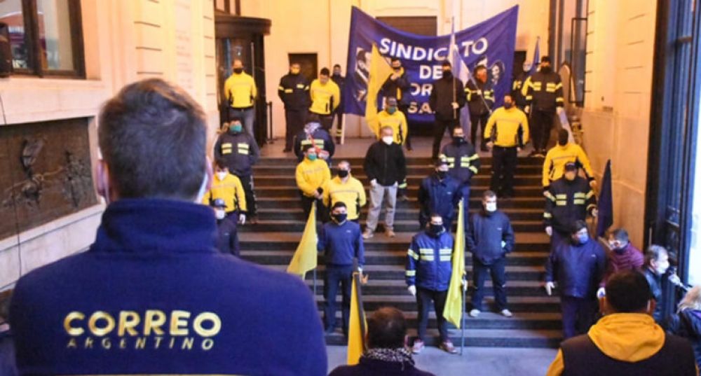 Correo, Operadora Ferroviaria, Banco Nacin y Aerolneas fueron las empresas pblicas donde ms empleo recort la motosierra de Milei