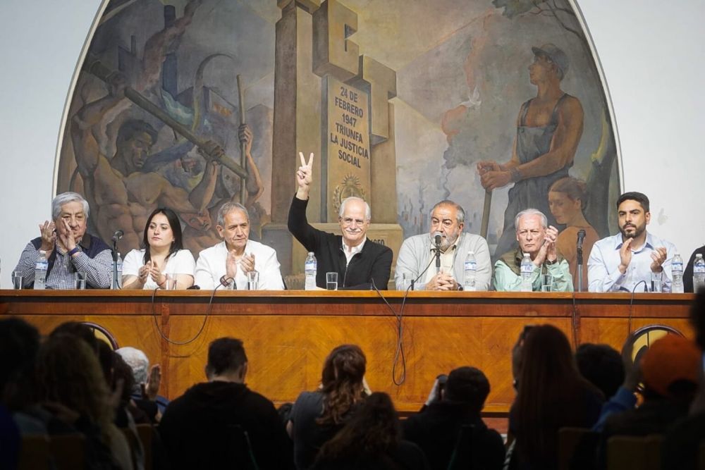 En Azopardo, rodeado de la cpula de la CGT y junto a los candidatos de extraccin sindical, Taiana asegur que al Gobierno ya le picaron el boleto