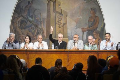 En Azopardo, rodeado de la cpula de la CGT y junto a los candidatos de extraccin sindical, Taiana asegur que al Gobierno ya le picaron el boleto