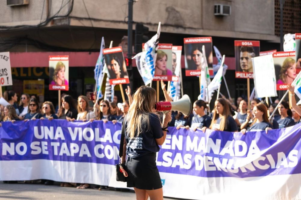 Mujeres bancarias marcharon en Tucumn en apoyo a la compaera denunciante del caso de exjugadores Vlez por violacin en manada