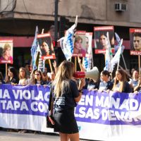 Mujeres bancarias marcharon en Tucumn en apoyo a la compaera denunciante del caso de exjugadores Vlez por violacin en manada