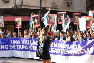 Mujeres bancarias marcharon en Tucumn en apoyo a la compaera denunciante del caso de exjugadores Vlez por violacin en manada