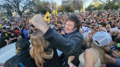 Javier Milei pisa territorio adverso y activa caminatas en Santiago del Estero y Tucumn