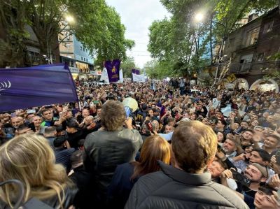 Javier Milei, en la calle: rodeado por el aparato amarillo, volvi al conurbano y estuvo 15 minutos