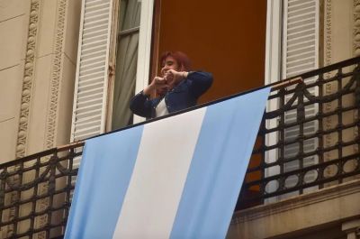 CFK, en el balcn: marcha con unidad y candidatos con acceso vip a San Jos 1111