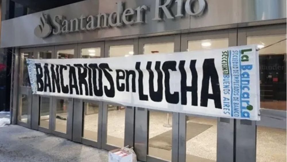 La Bancaria avanza en las negociaciones con el Banco Santander y logra un primer acuerdo para destrabar el conflicto