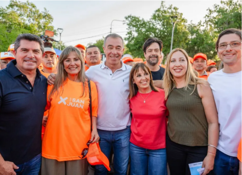 Los candidatos del Frente X San Juan, junto a Orrego, recorrieron diversos barrios de Capital
