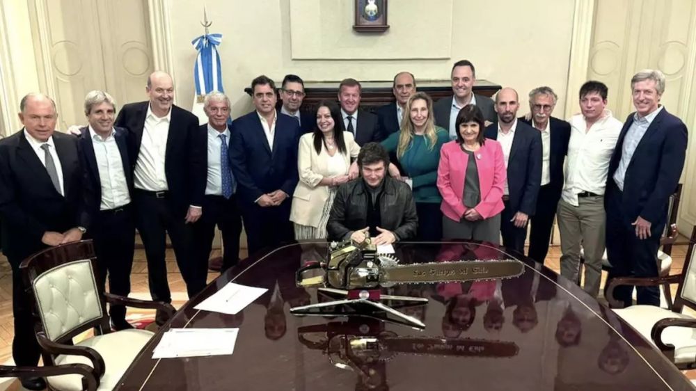 El gabinete que viene: Milei prepara cambios y define si Santiago Caputo salta del off al poder formal