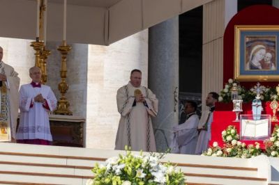 Las reliquias de los nuevos santos: signos sagrados presentes en la Misa de canonizacin en el Vaticano