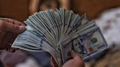 El dólar vuelve a su récord de $1.515 y el mercado especula con qué nivel alcanzará el lunes