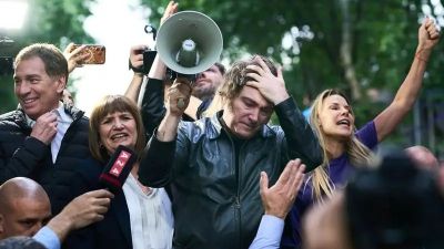 Exclusivo: con Milei pierden hasta los bancos y la confianza en el peso no mejora