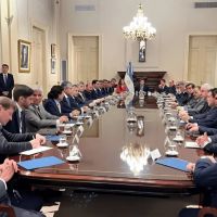 El Gobierno ya piensa en el lunes y apunta a las reformas laboral y tributaria