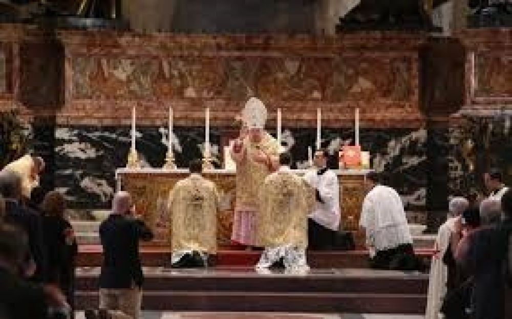 La misa en latín volvió a celebrarse en un altar relevante de la basílica de San Pedro