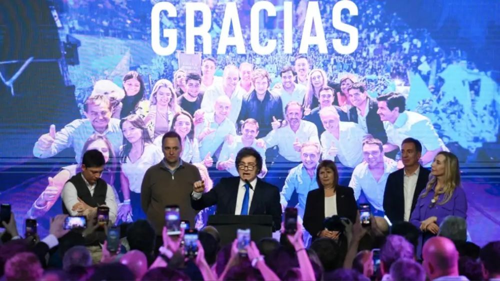 El Gobierno pintó de violeta al país: las felicitaciones de Donald Trump por la