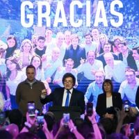 El Gobierno pint de violeta al pas: las felicitaciones de Donald Trump por la 