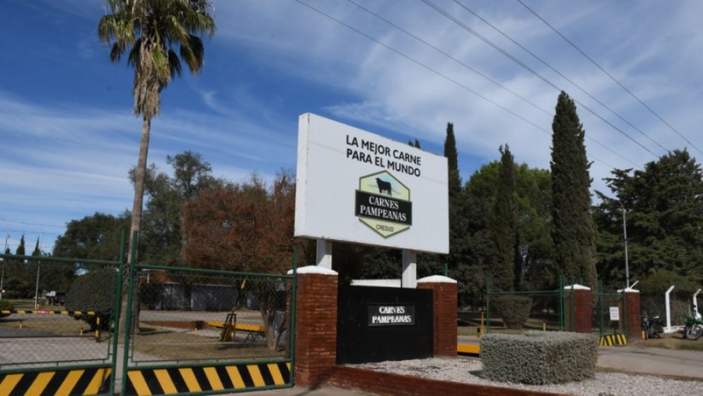 Por la crisis, programan suspensiones, reducen la jornada laboral y recortan los salarios en un frigorfico de la Pampa