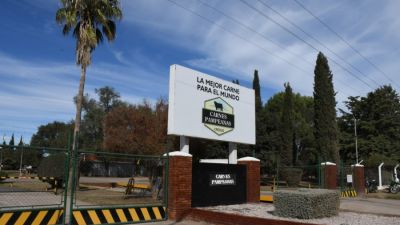 Por la crisis, programan suspensiones, reducen la jornada laboral y recortan los salarios en un frigorífico de la Pampa