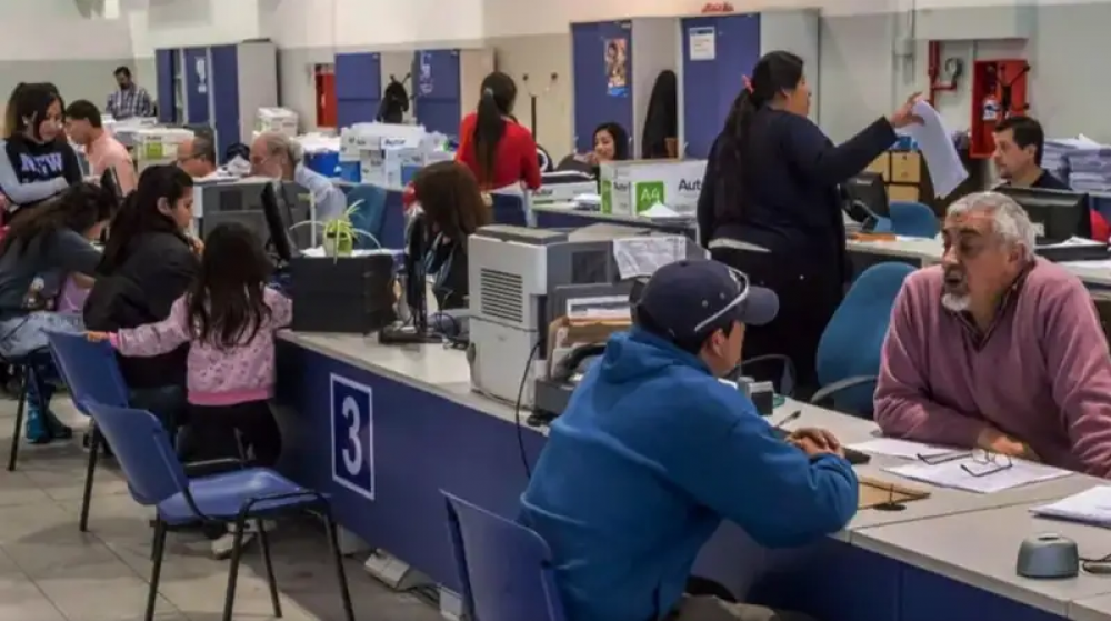 Paritarias congeladas: dos tercios de los estatales tiene otros trabajos para poder subsistir