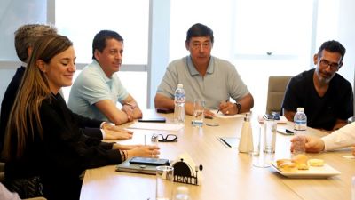 Petroleros crean un seguro de vida obligatorio que garantiza el salario por cinco aos en caso de accidente laboral