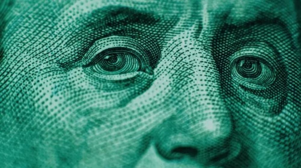 El dólar y el dilema del Gobierno: salir a comprar y ponerle piso o castigar a los que apostaron a la devaluación