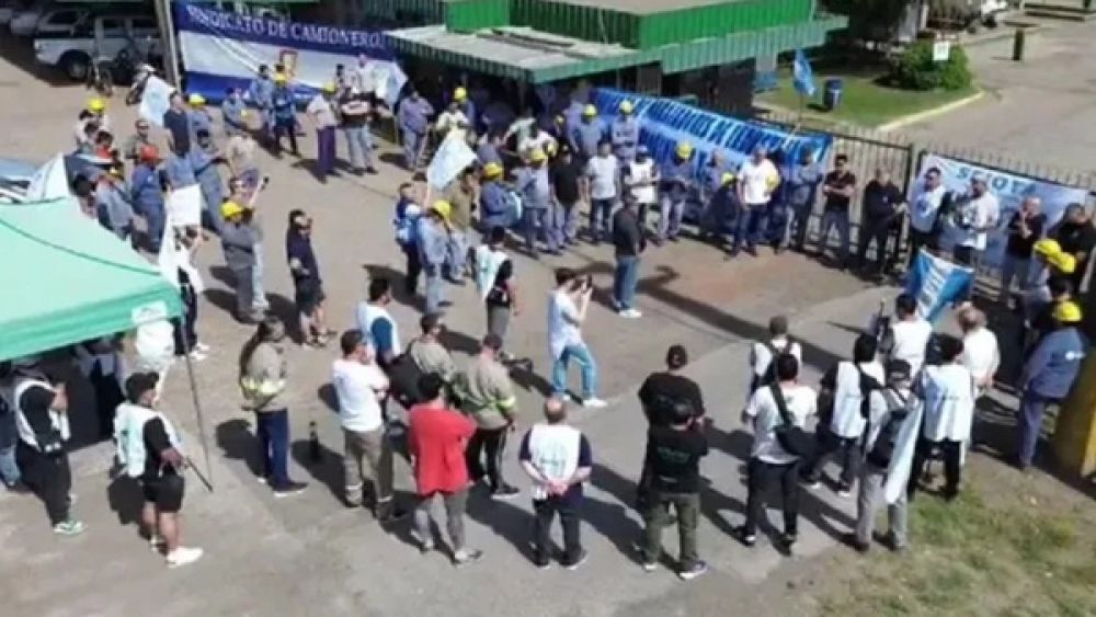 Un centenar de trabajadores lucha contra el cierre de la planta de tratamiento de resudios IDM en Santa Fe
