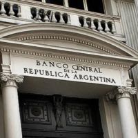 El BCRA busca calmar a los bancos con los encajes, mientras define la compra de reservas