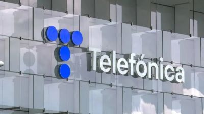 Javier Milei vs. Clarn: empoderado, el Presidente debe decidir si aprueba la compra de Telefnica